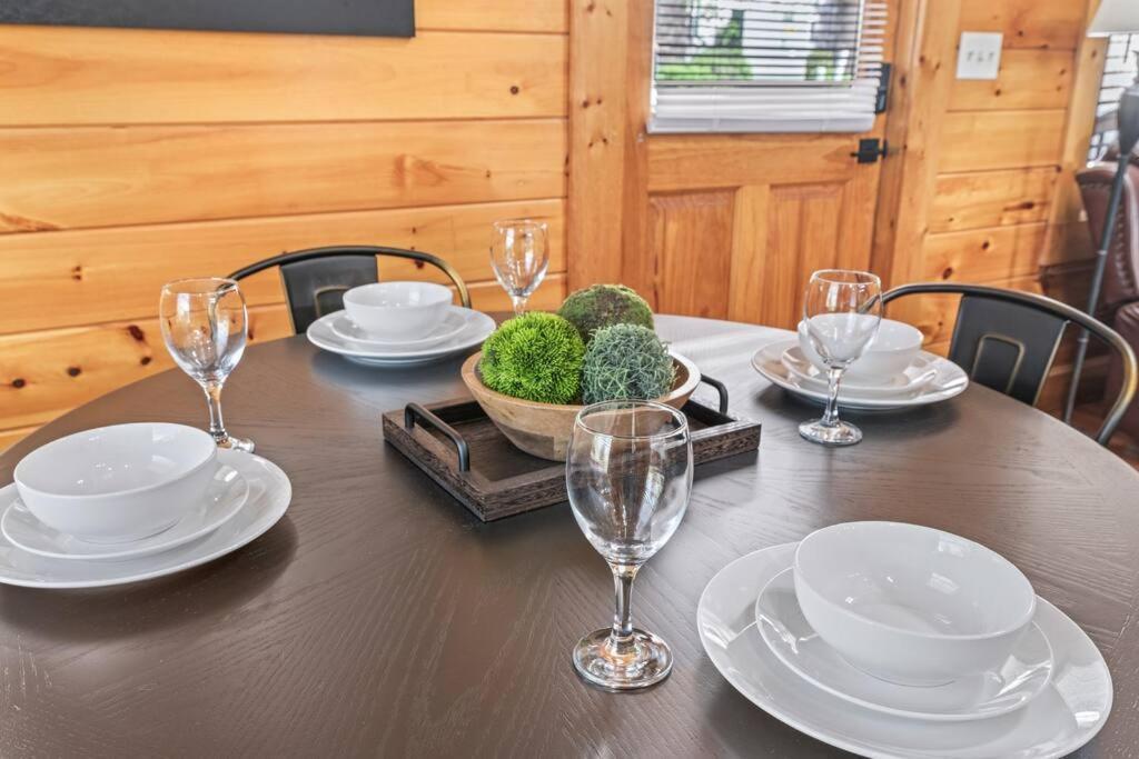 Cozy Cabin In The Smokies!!! Fully Furnished And Complete With Community Indoor And Outdoor Pools And Spas, Game And Fitness Rooms As Well As A Private Hot Tub ピジョンフォージ エクステリア 写真