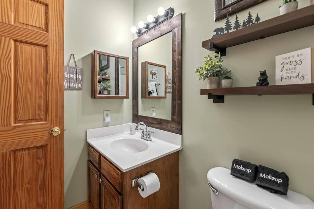 Cozy Cabin In The Smokies!!! Fully Furnished And Complete With Community Indoor And Outdoor Pools And Spas, Game And Fitness Rooms As Well As A Private Hot Tub ピジョンフォージ エクステリア 写真