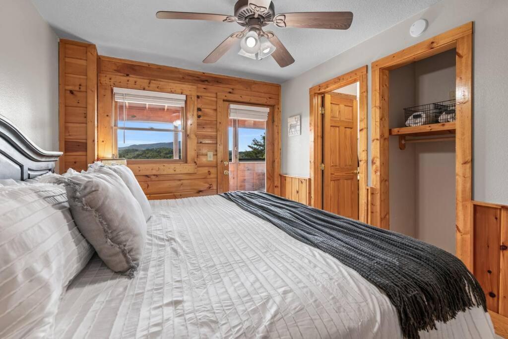 Cozy Cabin In The Smokies!!! Fully Furnished And Complete With Community Indoor And Outdoor Pools And Spas, Game And Fitness Rooms As Well As A Private Hot Tub ピジョンフォージ エクステリア 写真