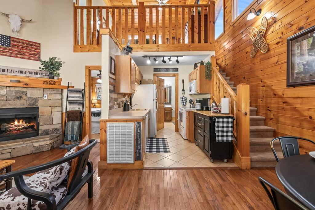 Cozy Cabin In The Smokies!!! Fully Furnished And Complete With Community Indoor And Outdoor Pools And Spas, Game And Fitness Rooms As Well As A Private Hot Tub ピジョンフォージ エクステリア 写真