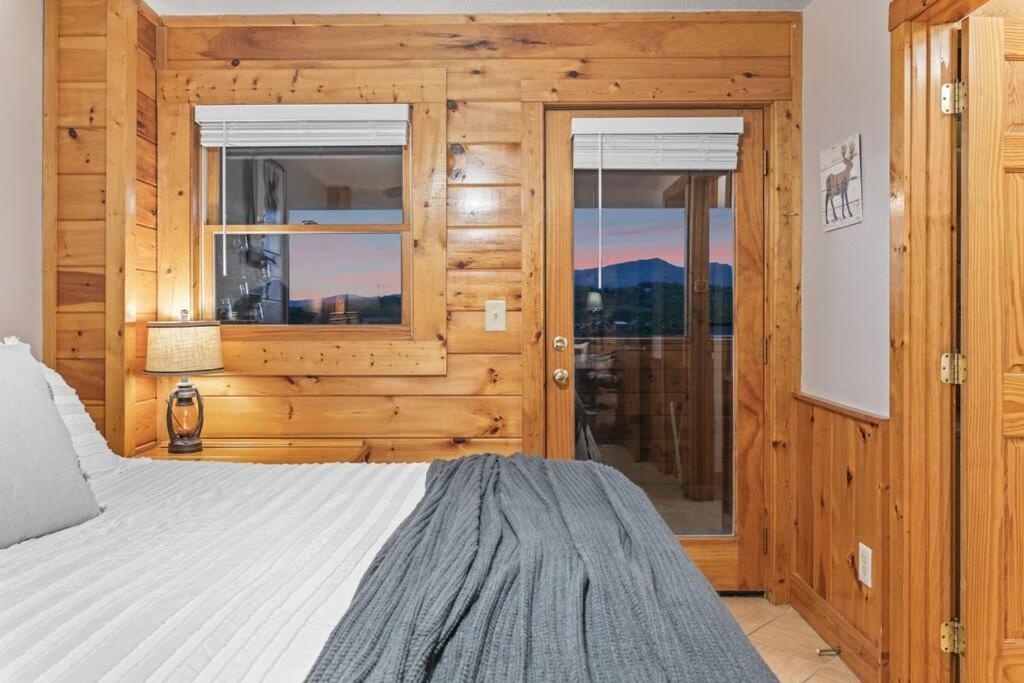 Cozy Cabin In The Smokies!!! Fully Furnished And Complete With Community Indoor And Outdoor Pools And Spas, Game And Fitness Rooms As Well As A Private Hot Tub ピジョンフォージ エクステリア 写真
