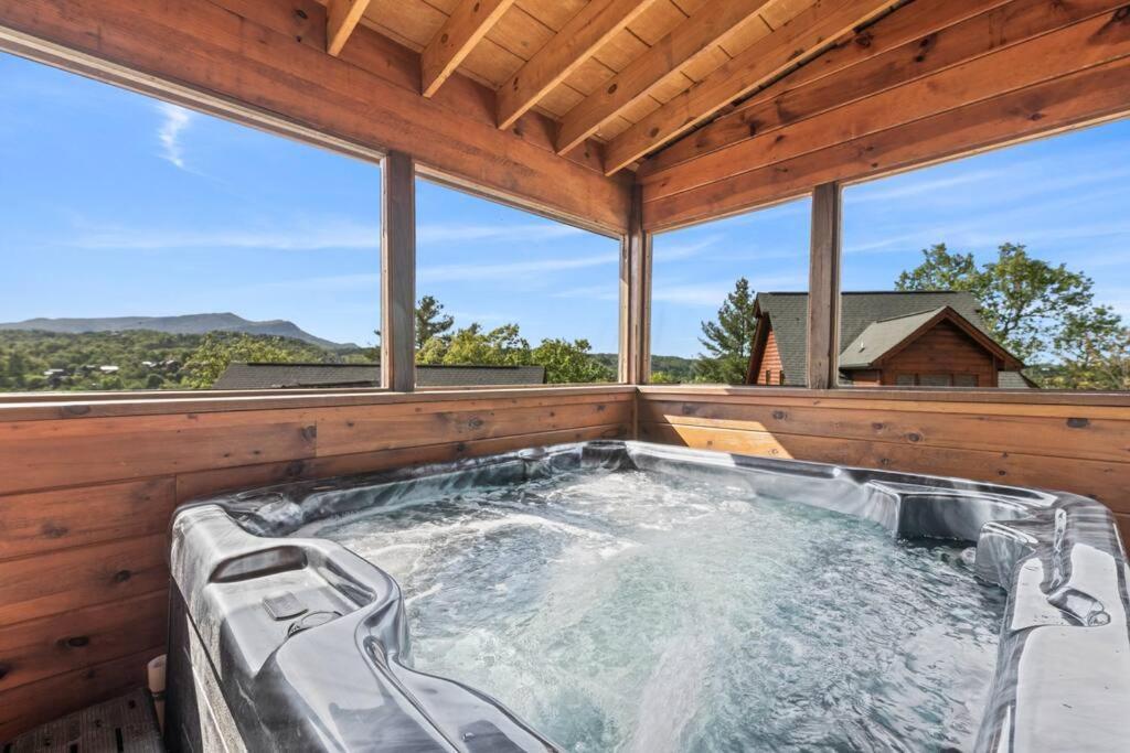 Cozy Cabin In The Smokies!!! Fully Furnished And Complete With Community Indoor And Outdoor Pools And Spas, Game And Fitness Rooms As Well As A Private Hot Tub ピジョンフォージ エクステリア 写真
