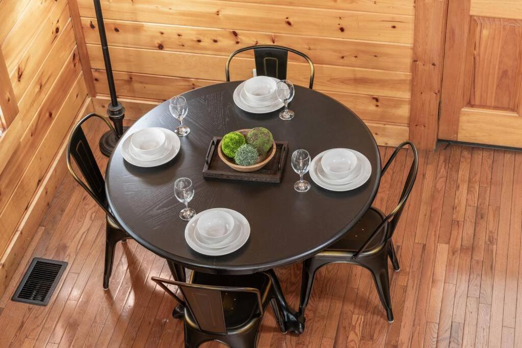 Cozy Cabin In The Smokies!!! Fully Furnished And Complete With Community Indoor And Outdoor Pools And Spas, Game And Fitness Rooms As Well As A Private Hot Tub ピジョンフォージ エクステリア 写真