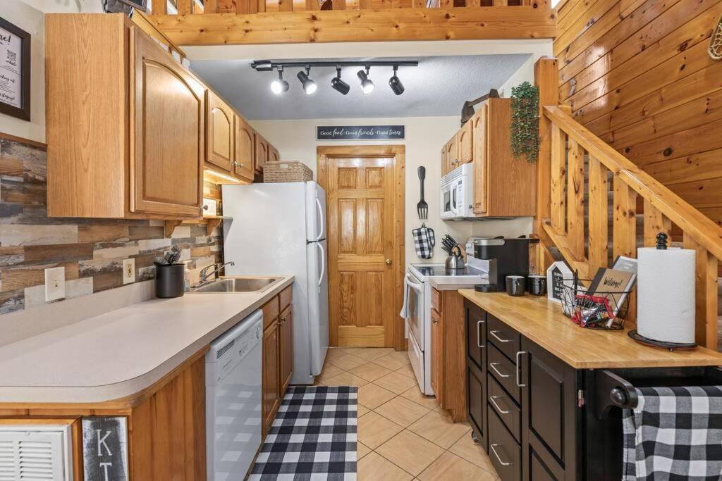 Cozy Cabin In The Smokies!!! Fully Furnished And Complete With Community Indoor And Outdoor Pools And Spas, Game And Fitness Rooms As Well As A Private Hot Tub ピジョンフォージ エクステリア 写真