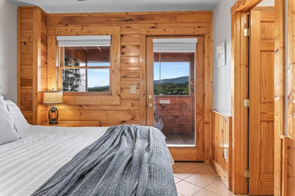Cozy Cabin In The Smokies!!! Fully Furnished And Complete With Community Indoor And Outdoor Pools And Spas, Game And Fitness Rooms As Well As A Private Hot Tub ピジョンフォージ エクステリア 写真