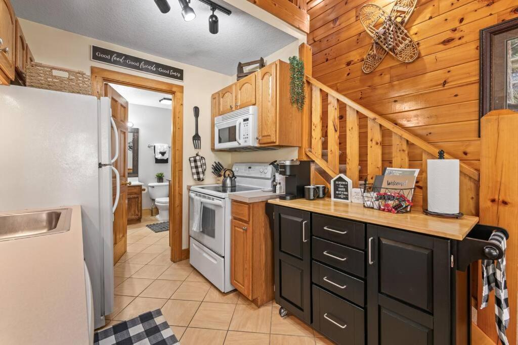 Cozy Cabin In The Smokies!!! Fully Furnished And Complete With Community Indoor And Outdoor Pools And Spas, Game And Fitness Rooms As Well As A Private Hot Tub ピジョンフォージ エクステリア 写真