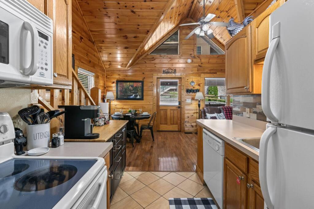 Cozy Cabin In The Smokies!!! Fully Furnished And Complete With Community Indoor And Outdoor Pools And Spas, Game And Fitness Rooms As Well As A Private Hot Tub ピジョンフォージ エクステリア 写真
