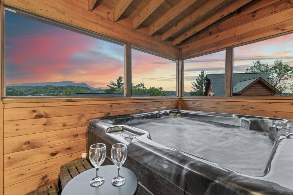 Cozy Cabin In The Smokies!!! Fully Furnished And Complete With Community Indoor And Outdoor Pools And Spas, Game And Fitness Rooms As Well As A Private Hot Tub ピジョンフォージ エクステリア 写真