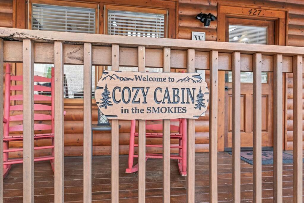 Cozy Cabin In The Smokies!!! Fully Furnished And Complete With Community Indoor And Outdoor Pools And Spas, Game And Fitness Rooms As Well As A Private Hot Tub ピジョンフォージ エクステリア 写真