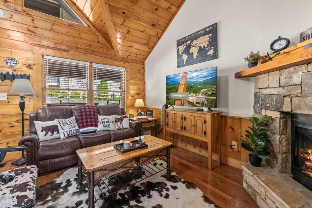 Cozy Cabin In The Smokies!!! Fully Furnished And Complete With Community Indoor And Outdoor Pools And Spas, Game And Fitness Rooms As Well As A Private Hot Tub ピジョンフォージ エクステリア 写真